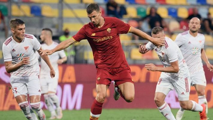 Roma's Bosnian forward Edin Dzeko controls the ball during a friendly football match between AS Roma and Debrecen VSC at the Benito Stirpe Stadium in Frosinone, near Rome, on July 25, 2021. (Photo by Filippo MONTEFORTE / AFP) (Photo by FILIPPO MONTEFORTE/AFP via Getty Images) Condò: “Dzeko è una soluzione tampone per l’Inter, ma può esaltare Lautaro” - immagine 1