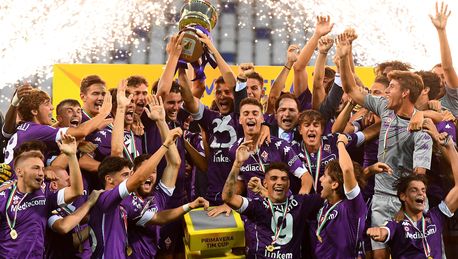 the players of Fiorentina Primavera celebrate victory of trophy News  Photo - Getty Images