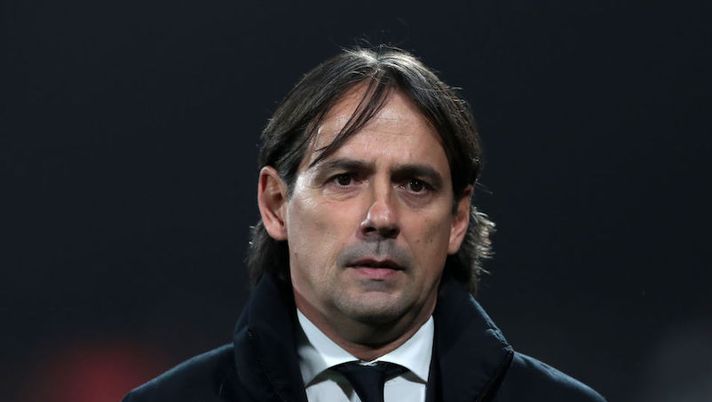 MONZA, ITALY - JANUARY 07: Simone Inzaghi, Head Coach of FC Internazionale, looks on prior to the Serie A match between AC Monza and FC Internazionale at Stadio Brianteo on January 07, 2023 in Monza, Italy. (Photo by Emilio Andreoli/Getty Images) Inzaghi: “Lukaku? Manca ancora qualcosina, vi spiego. L’infortunio di Brozovic…” - immagine 1