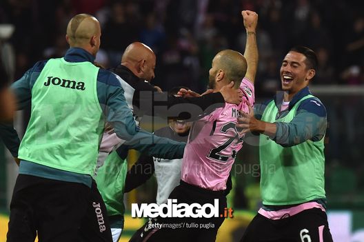 PALERMO, ITALY - MAY 15:  Enzo Maresca celebrates with team mates  after scoring his team's second goal during the Serie A match between US Citta di Palermo and Hellas Verona FC at Stadio Renzo Barbera on May 15, 2016 in Palermo, Italy.  (Photo by Tullio M. Puglia/Getty Images) 