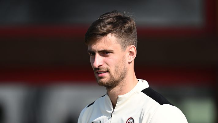 CAIRATE, ITALY - MARCH 10: Matteo Gabbia of AC Milan in action during AC Milan training session at Milanello on March 10, 2022 in Cairate, Italy. (Photo by Claudio Villa/AC Milan via Getty Images) CAIRATE, ITALY - MARCH 10: Matteo Gabbia of AC Milan in action during AC Milan training session at Milanello on March 10, 2022 in Cairate, Italy. (Photo by Claudio Villa/AC Milan via Getty Images)