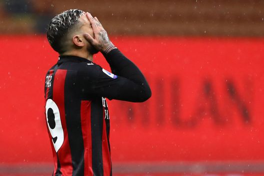 MILAN, ITALY - OCTOBER 26: Theo Hernandez of AC Milan reacts to a missed chance during the Serie A match between AC Milan and AS Roma at Stadio Giuseppe Meazza on October 26, 2020 in Milan, Italy. (Photo by Marco Luzzani/Getty Images) Lucas Hernandez, il campione triste: “Quel che ha fatto mio padre è irreparabile, ha abbandonato me e Theo…”- immagine 2
