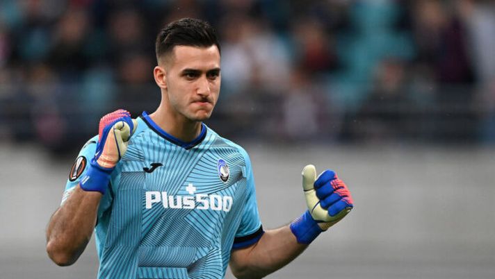 LEIPZIG, GERMANY - APRIL 07: Juan Musso of Atalanta B.C. celebrates after Luis Muriel scores their sides first goal during the UEFA Europa League Quarter Final Leg One match between RB Leipzig and Atalanta at Football Arena Leipzig on April 07, 2022 in Leipzig, Germany. (Photo by Stuart Franklin/Getty Images) Atalanta, Gasperini lascia a casa i titolari: la lista dei convocati per l’Europa League - immagine 1