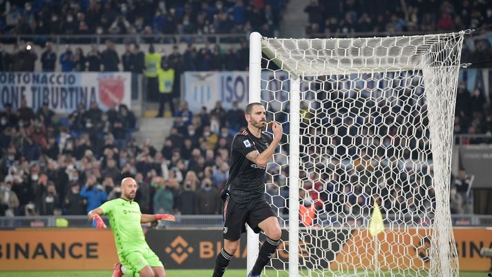 ROME, ITALY - NOVEMBER 20: Leonardo Bonucci of Juventus celebrates after scoring his team's second goal during the Serie A match between SS Lazio and Juventus at Stadio Olimpico on November 20, 2021 in Rome, Italy. (Photo by Daniele Badolato - Juventus FC/Juventus FC via Getty Images) Pagelle Lazio – Juventus 0-2: ci pensa Bonucci dal dischetto – Voti Fantacalcio - immagine 1