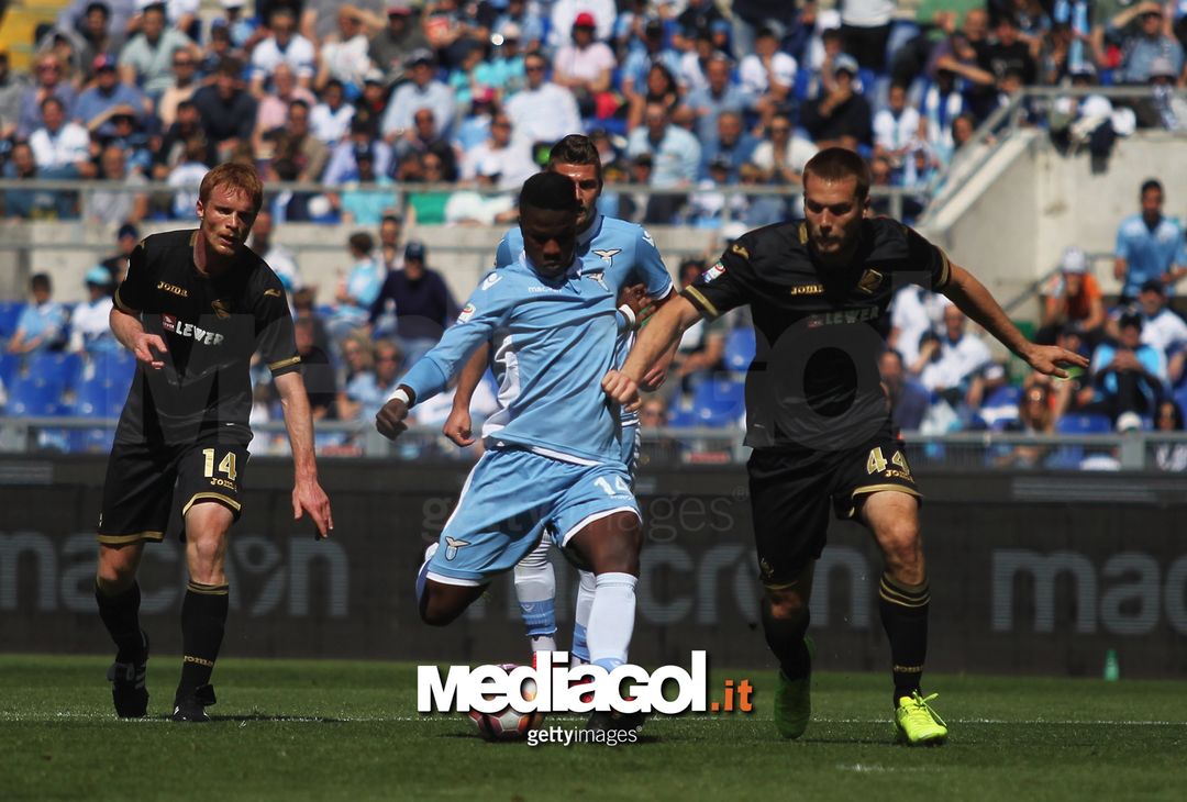  ROME, ITALY - APRIL 23:  Keita Balde of SS Lazio scores the team's third goal during the Serie A match between SS Lazio and US Citta di Palermo at Stadio Olimpico on April 23, 2017 in Rome, Italy.  (Photo by Paolo Bruno/Getty Images) 