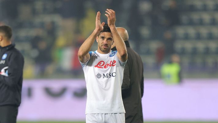 EMPOLI, ITALY - FEBRUARY 25: Giovanni Simeone of SSC Napoli greets the fans after winning the Serie A match between Empoli FC and SSC Napoli at Stadio Carlo Castellani on February 25, 2023 in Empoli, Italy. (Photo by Gabriele Maltinti/Getty Images) Napoli, Simeone salta sia andata che ritorno col Milan: conferme sui tempi di recupero - immagine 1