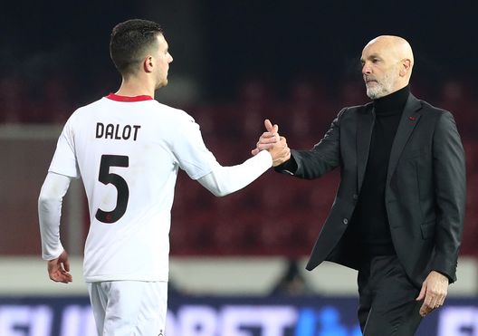 Stefano Pioli stringe la mano a Diogo Dalot, terzino del Milan Stefano Pioli stringe la mano a Diogo Dalot, terzino del Milan