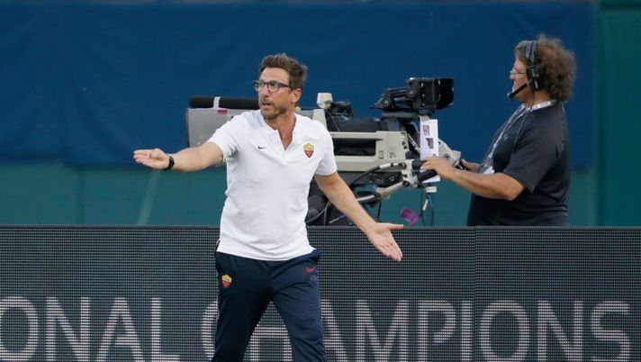 DETROIT, MI - JULY 19: Coach Eusebio Di Francesco of AS Roma gestures during the first half of a match against Paris Saint-Germain at Comerica Park on July 19, 2017 in Detroit, Michigan. (Photo by Duane Burleson/Getty Images) Roma, Di Francesco: “Schick infortunato, farà gli esami! Puó giocare Florenzi, Gonalons titolare” - immagine 1