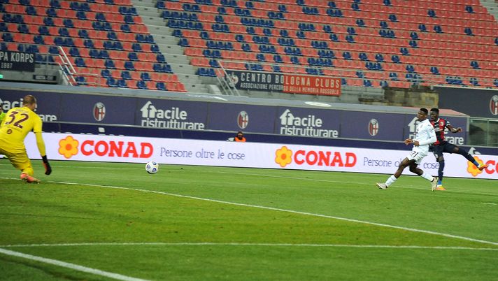 BOLOGNA, ITALY - APRIL 21: Musa Barrow of Bologna FC scores the opening goal during the Serie A match between Bologna FC and Torino FC at Stadio Renato Dall'Ara on April 21, 2021 in Bologna, Italy. (Photo by Mario Carlini / Iguana Press/Getty Images) 