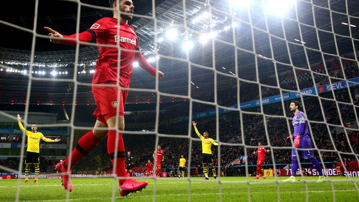 LEVERKUSEN, GERMANY - FEBRUARY 08: Kevin Volland of Bayer 04 Leverkusen celebrates the goal scored by Leon Patrick Bailey of Bayer 04 Leverkusen during the Bundesliga match between Bayer 04 Leverkusen and Borussia Dortmund at BayArena on February 08, 2020 in Leverkusen, Germany. (Photo by Dean Mouhtaropoulos/Bongarts/Getty Images) La confessione di Kießling: al posto suo, la preparazione la faceva…sua moglie! - immagine 1