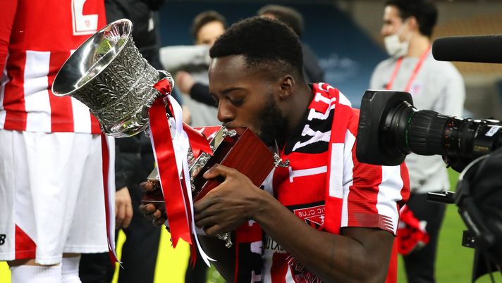 SEVILLE, SPAIN - JANUARY 17: Inaki Williams of Athletic Bilbao kisses the Supercopa de Espana trophy as he celebrates victory after the Supercopa de Espana Final match between FC Barcelona and Athletic Club at Estadio de La Cartuja on January 17, 2021 in Seville, Spain. Sporting stadiums around Spain remain under strict restrictions due to the Coronavirus Pandemic as Government social distancing laws prohibit fans inside venues resulting in games being played behind closed doors. (Photo by RFEF - Pool/Getty Images) SEVILLE, SPAIN - JANUARY 17: Inaki Williams of Athletic Bilbao kisses the Supercopa de Espana trophy as he celebrates victory after the Supercopa de Espana Final match between FC Barcelona and Athletic Club at Estadio de La Cartuja on January 17, 2021 in Seville, Spain. Sporting stadiums around Spain remain under strict restrictions due to the Coronavirus Pandemic as Government social distancing laws prohibit fans inside venues resulting in games being played behind closed doors. (Photo by RFEF - Pool/Getty Images)