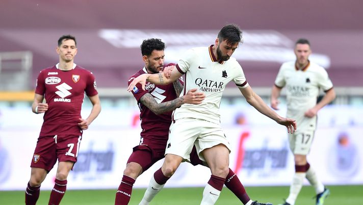 TURIN, ITALY - APRIL 18: Antonio Sanabria of Torino F.C. and Bryan Cristante of Roma battle for the ball during the Serie A match between Torino FC and AS Roma at Stadio Olimpico di Torino on April 18, 2021 in Turin, Italy. Sporting stadiums around Italy remain under strict restrictions due to the Coronavirus Pandemic as Government social distancing laws prohibit fans inside venues resulting in games being played behind closed doors. (Photo by Valerio Pennicino/Getty Images) Cristante e Villar positivi al Covid-19: a rischio per Roma-Torino - immagine 1