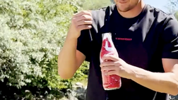 Bayern, la bottiglia nel fiume Isar porta la maglia a De Ligt (video)