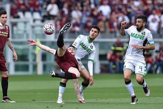 Lorenzo Pellegrini in contrasto con Andrea Belotti Lorenzo Pellegrini in contrasto con Andrea Belotti