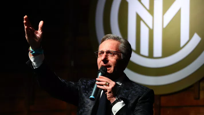 MILAN, ITALY - DECEMBER 18:  Paolo Bonolis attends the FC Internazionale Xmas Dinner on December 18, 2018 in Milan, Italy.  (Photo by Marco Luzzani - Inter/FC Internazionale via Getty Images)