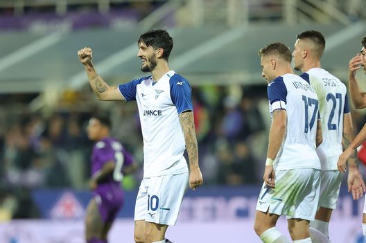 FLORENCE, ITALY - OCTOBER 10: Luis Alberto Romero Alconchel of SS Lazio celebrates after scoring a goal during the Serie A match between ACF Fiorentina and SS Lazio at Stadio Artemio Franchi on October 10, 2022 in Florence, Italy. (Photo by Gabriele Maltinti/Getty Images) Luis Alberto sempre scontento, ma in pole c’è il Milan- immagine 2
