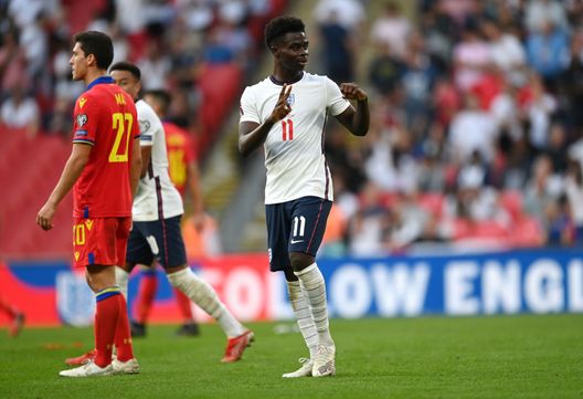 LONDON, ENGLAND - SEPTEMBER 05: Bukayo Saka of England celebrates after scoring their team's fourth goal during the 2022 FIFA World Cup Qualifier match between England and Andorra at Wembley Stadium on September 05, 2021 in London, England. (Photo by Shaun Botterill/Getty Images) Inghilterra, “Leoni da tastiera” in gabbia: divieto di stadio esteso anche a chi offende sul web - immagine 1