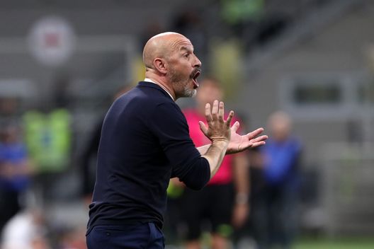 MILAN, ITALY - APRIL 01: Vincenzo Italiano, Head Coach of ACF Fiorentina, reacts during the Serie A match between FC Internazionale and ACF Fiorentina at Stadio Giuseppe Meazza on April 01, 2023 in Milan, Italy. (Photo by Marco Luzzani/Getty Images) Italiano offre la cena a tutti e rilancia: “Ora andiamo avanti nelle Coppe”- immagine 2