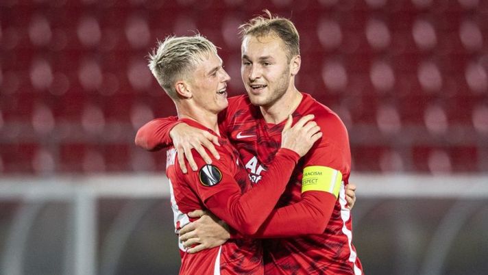 Almaar's Albert Gudmundsson (L0 and Teun Koopmeiners celebrate the 4-0 goal during the UEFA Europa League Group F first-leg football match between AZ Alkmaar and HNK Rijeka at the AFAS Stadium on October 29, 2020, in Alkmaar. (Photo by Olaf Kraak / ANP / AFP) / Netherlands OUT (Photo by OLAF KRAAK/ANP/AFP via Getty Images) Un altro acquisto per il Genoa: ecco chi è Gudmundsson, è fatta per il suo arrivo - immagine 1