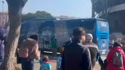 Il Napoli è arrivato allo stadio Maradona, l’accoglienza dei tifosi a Fuorigrotta