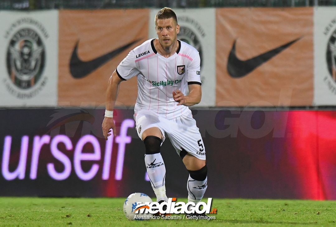  VENICE, ITALY - APRIL 27: Slobodan Rajkovic of US Citta di Palermo in action during the serie B match between Venezia FC and US Citta di Palermo at Stadio Pier Luigi Penzo on April 27, 2018 in Venice, Italy.  (Photo by Alessandro Sabattini/Getty Images) 
