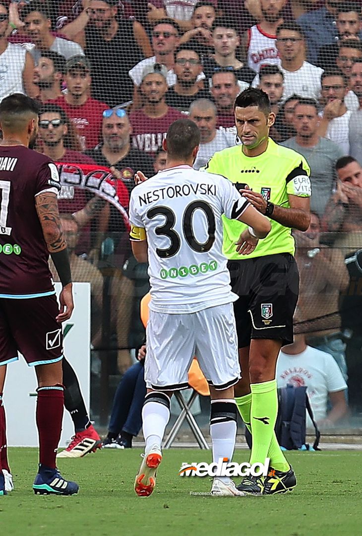  SALERNO, ITALY - AUGUST 25: Referee Eugenio Abbattista and US Citta di Palermo player Ilija Nestorovski during the Serie B match between US Salernitana and US Citta di Palermo on August 25, 2018 in Salerno, Italy.  (Photo by Francesco Pecoraro/Getty Images) 