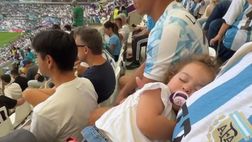 VIDEO / Qatar 2022, Argentina-Arabia Saudita: la figlia di Lautaro si addormenta sugli spalti
