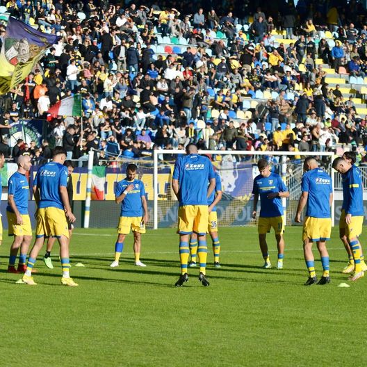 Frosinone, riscaldamento davanti ai propri tifosi Padova, come si diventa grandi? Guarda l’esempio del Frosinone- immagine 2