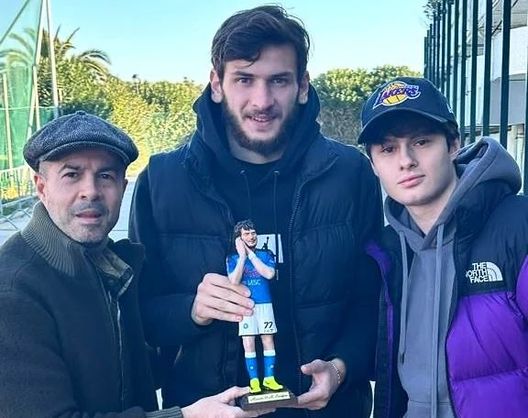 FOTO Osimhen e Kvaratskhelia incontrano il presepe napoletano: le statuette- immagine 3