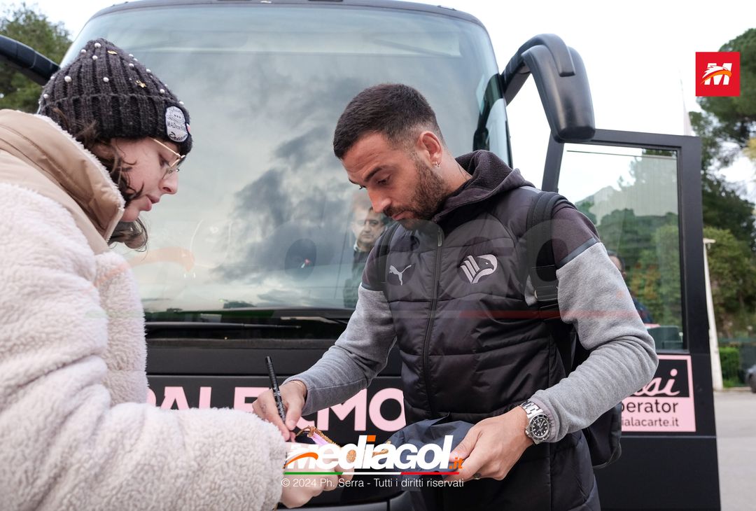 FOTO PALERMO: il Palermo si raduna al parcheggio dell’Ippodromo (GALLERY) - immagine 18