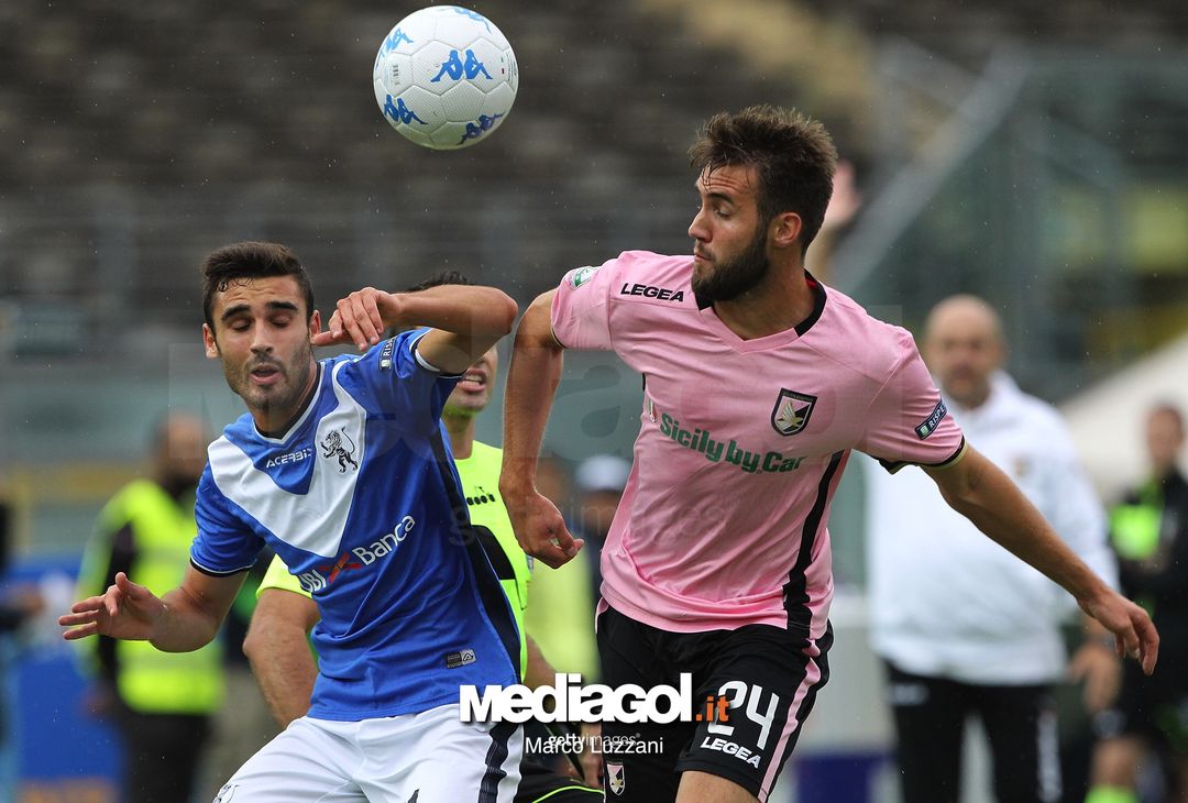  BRESCIA, ITALY - SEPTEMBER 02:  Przemyslaw Szyminski (L) of US Citta di Palermo competes for the ball with Matteo Cortesi (L) of Brescia Calcio during the Serie B between Brescia Calcio and US Citta di Palermo at Stadio Mario Rigamonti on September 2, 2017 in Brescia, Italy.  (Photo by Marco Luzzani/Getty Images) 