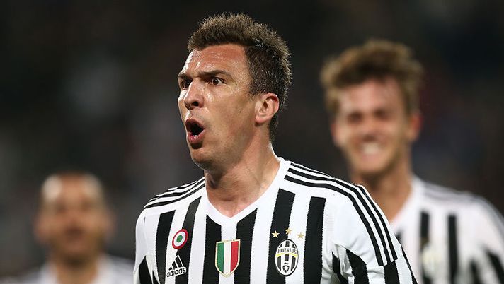 Juventus' forward Mario Mandzukic from Croatia celebrates after scoring during the Italian Serie A football match Juventus Vs Lazio on April 20, 2016 at the 'Juventus Stadium' in Turin. / AFP / MARCO BERTORELLO (Photo credit should read MARCO BERTORELLO/AFP/Getty Images) FORMAZIONI – Squadra per squadra, novità e indicazioni per la prossima giornata - immagine 1