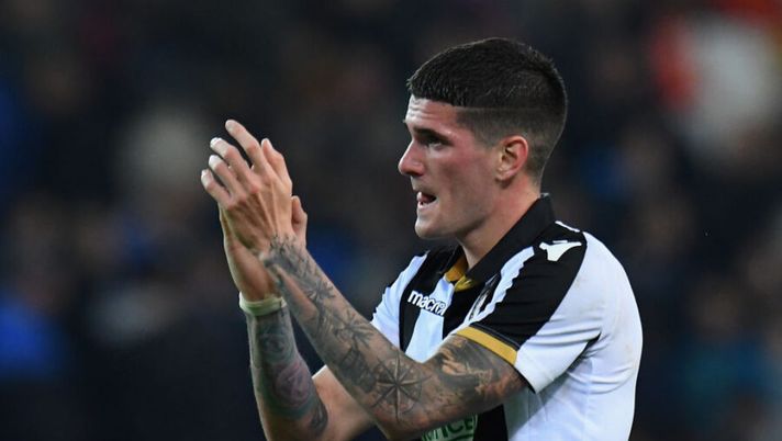 UDINE, ITALY - MAY 04: Rodrigo De Paul of Udinese Calcio greet his fans during the Serie A match between Udinese and FC Internazionale at Stadio Friuli on May 4, 2019 in Udine, Italy. (Photo by Alessandro Sabattini/Getty Images) De Paul tra Inter e Napoli, Gazzetta: “La posizione dei nerazzurri con Conte” - immagine 1
