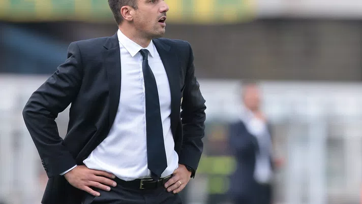VERONA, ITALY - SEPTEMBER 23:  Udinese Calcio coach Julio Velazquez issues instructions to his players during the serie A match between Chievo Verona and Udinese at Stadio Marc'Antonio Bentegodi on September 23, 2018 in Verona, Italy.  (Photo by Emilio Andreoli/Getty Images)