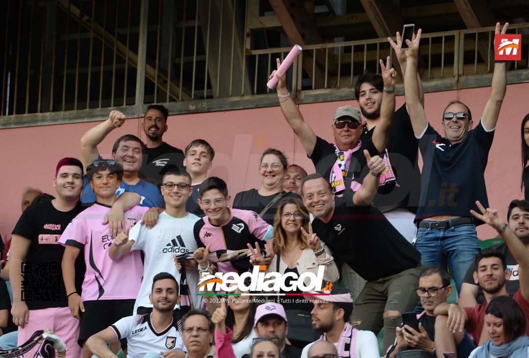 Fototifo, facce da Serie B. I tifosi allo stadio per Palermo-Padova 1-0 - immagine 112