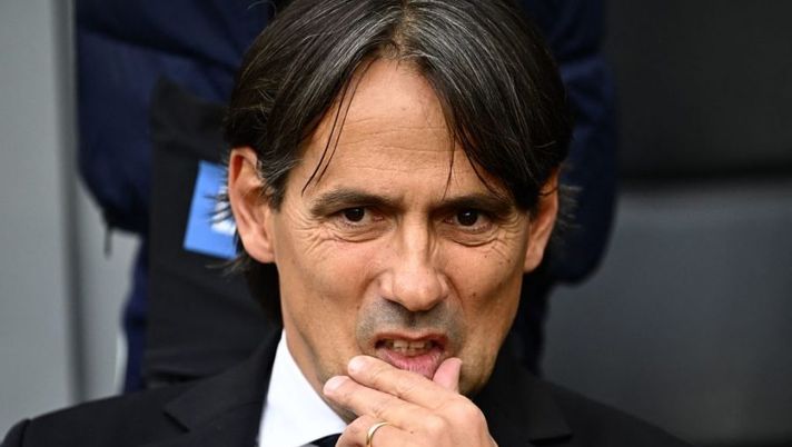 Inter Milan's Italian head coach Simone Inzaghi looks on prior to the Italian Serie A football match between Inter and Fiorentina on April 1, 2023 at the Giuseppe-Meazza (San Siro) stadium in Milan. (Photo by GABRIEL BOUYS / AFP) (Photo by GABRIEL BOUYS/AFP via Getty Images) Inter, Gazzetta e il dubbio verso l’euro-derby: “È questo il ‘problema’ di Inzaghi” - immagine 1