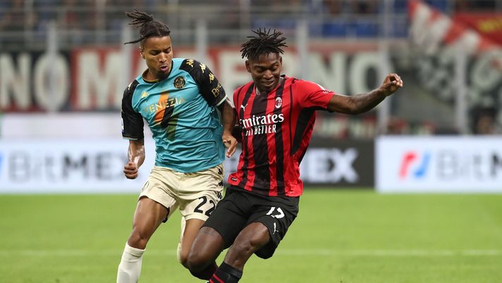 MILAN, ITALY - SEPTEMBER 22: Rafael Leao (R) of AC Milan competes for the ball with Tyronne Ebuehi (L) of Venezia FC during the Serie A match between AC Milan and Venezia FC at Stadio Giuseppe Meazza on September 22, 2021 in Milan, Italy. (Photo by Marco Luzzani/Getty Images) 