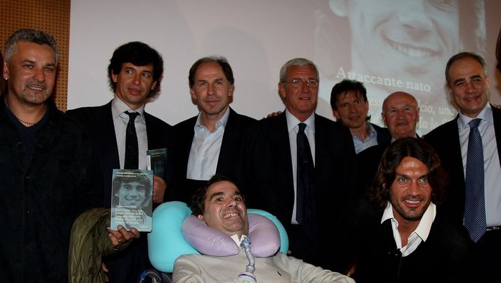 Stefano Borgonovo il giorno della presentazione del suo libro, circondato dagli amici ed ex colleghi (credits: GETTY Images) 