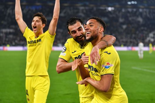 TURIN, ITALY - MARCH 16: Arnaut Danjuma of Villarreal CF celebrates their sides third goal with team mate Raul Albiol during the UEFA Champions League Round Of Sixteen Leg Two match between Juventus and Villarreal CF at Juventus Stadium on March 16, 2022 in Turin, Italy. (Photo by Valerio Pennicino/Getty Images) Albiol: “Lo 0-3 è troppo, ma la Juve ha sprecato troppo. Noi bravi a sfruttare le occasioni” - immagine 1