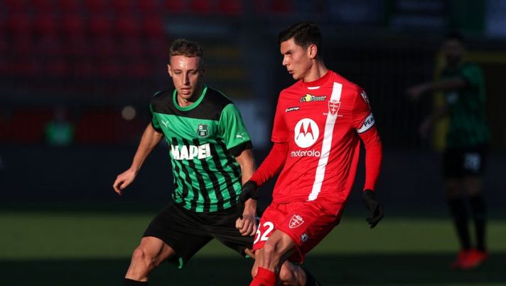 MONZA, ITALY - JANUARY 22: Matteo Pessina of AC Monza battles for possession with Davide Frattesi of US Sassuolo during the Serie A match between AC Monza and US Sassuolo at Stadio Brianteo on January 22, 2023 in Monza, Italy. (Photo by Marco Luzzani/Getty Images) Frattesi via a gennaio? Dionisi: “Non ho paura di perderlo, abbiamo le idee chiare” - immagine 1