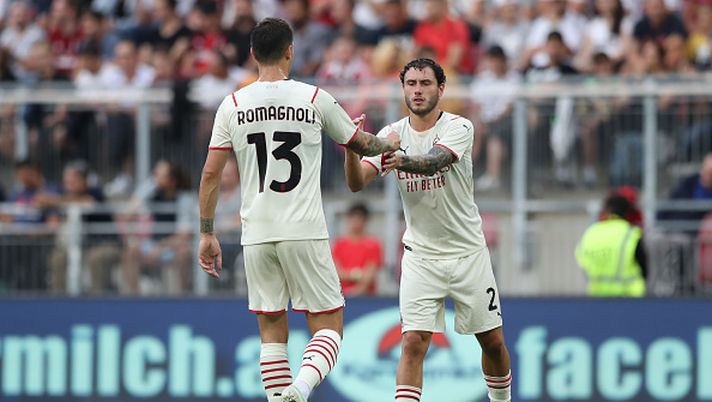 KLAGENFURT, AUSTRIA - AUGUST 08: Alessio Romagnoli of AC Milan passes the captain's armband to team mate Davide Calabria as he is substituted during the Pre-season friendly match between Real Madrid and AC Milan at Worthersee Stadion on August 08, 2021 in Klagenfurt, Austria. (Photo by Jonathan Moscrop/Getty Images) KLAGENFURT, AUSTRIA - AUGUST 08: Alessio Romagnoli of AC Milan passes the captain's armband to team mate Davide Calabria as he is substituted during the Pre-season friendly match between Real Madrid and AC Milan at Worthersee Stadion on August 08, 2021 in Klagenfurt, Austria. (Photo by Jonathan Moscrop/Getty Images)