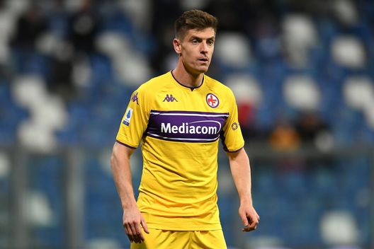 REGGIO NELL'EMILIA, ITALY - FEBRUARY 26:Krzysztof Piatek of ACF Fiorentina looks on during the Serie A match between US Sassuolo and ACF Fiorentina at Mapei Stadium - Citta' del Tricolore on February 26, 2022 in Reggio nell'Emilia, Italy. (Photo by Alessandro Sabattini/Getty Images) REGGIO NELL'EMILIA, ITALY - FEBRUARY 26:Krzysztof Piatek of ACF Fiorentina looks on during the Serie A match between US Sassuolo and ACF Fiorentina at Mapei Stadium - Citta' del Tricolore on February 26, 2022 in Reggio nell'Emilia, Italy. (Photo by Alessandro Sabattini/Getty Images)