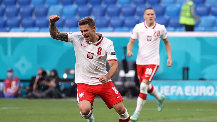 SAINT PETERSBURG, RUSSIA - JUNE 14: Karol Linetty of Poland celebrates after scoring their side's first goal during the UEFA Euro 2020 Championship Group E match between Poland and Slovakia at the Saint Petersburg Stadium on June 14, 2021 in Saint Petersburg, Russia. (Photo by Lars Baron/Getty Images)