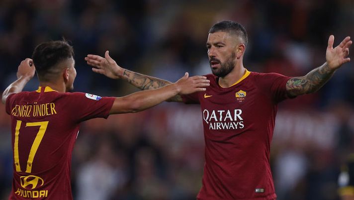 ROME, ITALY - SEPTEMBER 26: Cengiz Under with Aleksandar Kolarov of AS Roma celebrates after scoring the team's fourth goal during the Serie A match between AS Roma and Frosinone Calcio at Stadio Olimpico on September 26, 2018 in Rome, Italy. (Photo by Paolo Bruno/Getty Images) Inferno Roma: record infortuni, fuori in 8! Chi torna, chi ci prova e chi resterà ai box- immagine 1
