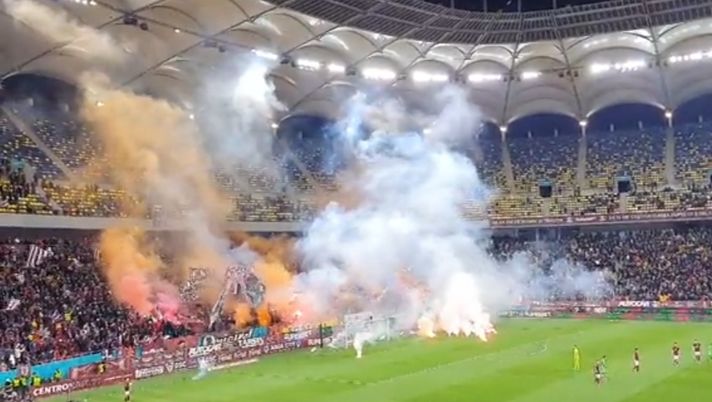 Derby di Bucarest interrotto due volte, Andrei Radu ferito alla gamba da un petardo Derby di Bucarest interrotto due volte, Andrei Radu ferito alla gamba da un petardo - immagine 1