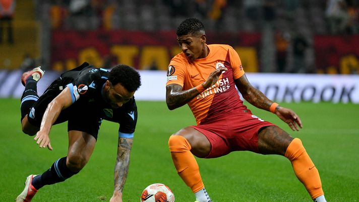 ISTANBUL, TURKEY - SEPTEMBER 16: Felipe Anderson of SS Lazio competes for the ball with Patrick van Aanholt of Galatasaray during the UEFA Europa League group E match between Galatasaray and Lazio Roma at Turk Telekom Arena on September 16, 2021 in Istanbul, Turkey. (Photo by Marco Rosi - SS Lazio/Getty Images) Lazio News: Il Galatasaray offre Van Aanholt in cambio di Muriqi - immagine 1