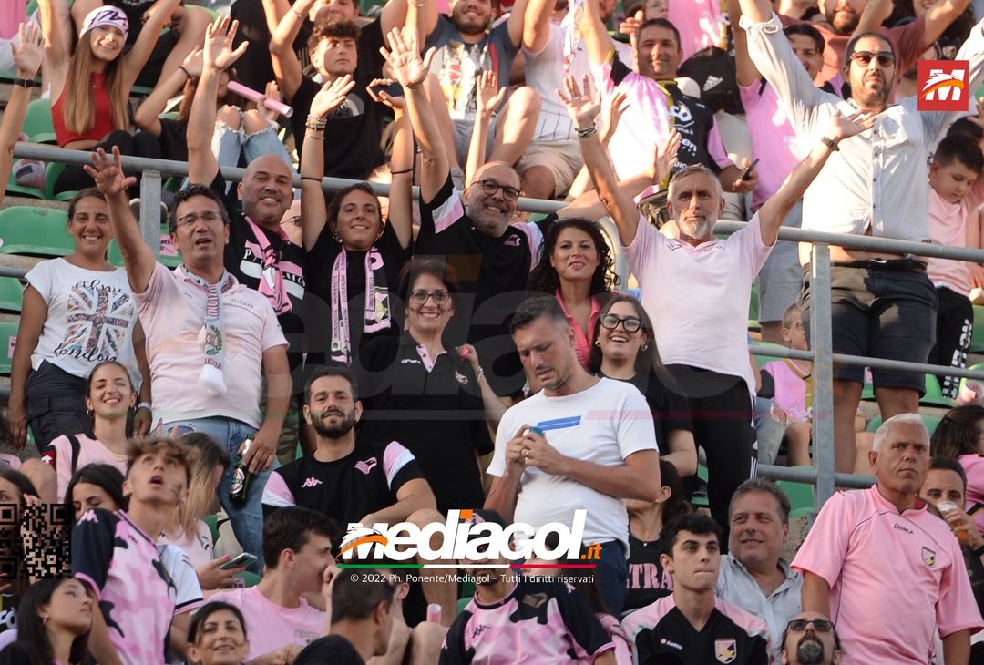 Fototifo, facce da Serie B. I tifosi allo stadio per Palermo-Padova 1-0 - immagine 94