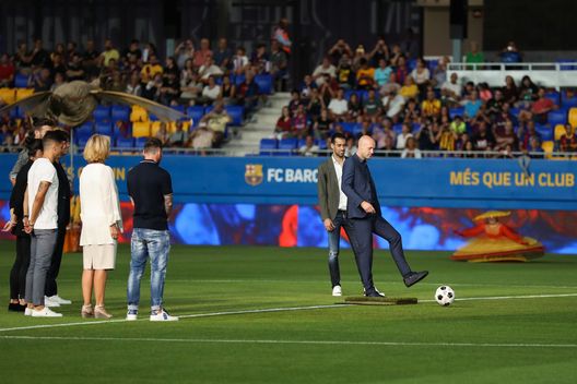 BARCELONA, SPAIN - AUGUST 27: Jordi Cruyff, son of Johan Cruyff, takes a ceremonial kick-off next to Sergio Busquets of FC Barcelona during their friendly match between FC Barcelona U19 and Ajax U19 at the new Johan Cruyff stadium on August 27, 2019 in Barcelona, Spain. (Photo by David Ramos/Getty Images) BARCELONA, SPAIN - AUGUST 27: Jordi Cruyff, son of Johan Cruyff, takes a ceremonial kick-off next to Sergio Busquets of FC Barcelona during their friendly match between FC Barcelona U19 and Ajax U19 at the new Johan Cruyff stadium on August 27, 2019 in Barcelona, Spain. (Photo by David Ramos/Getty Images)