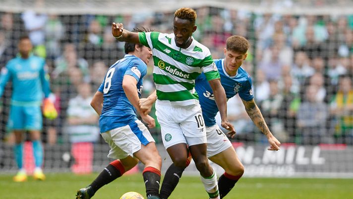 GLASGOW, SCOTLAND - SEPTEMBER 10: Moussa Dembelle of Celtic tackles Rob Keirnan and Joey Barton of Rangers during the Ladbrokes Scottish Premier league match between Celtic and Rangers at Celtic Park at Celtic Park Stadium on September 10, 2016 in Glasgow, Scotland. (Photo by Jeff J Mitchell/Getty Images) A Glasgow è già derby: i tifosi Celtic contro Joey Barton “Sei sessista” - immagine 1