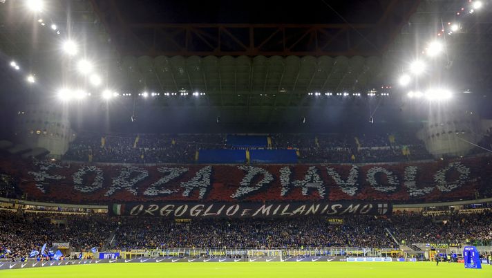 La coreografia dei tifosi del Milan in occasione dell'ultimo derby contro l'Inter (getty images)
